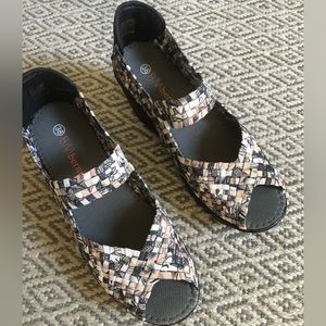 Bernie Mev woven wedge sandals women’s size 8